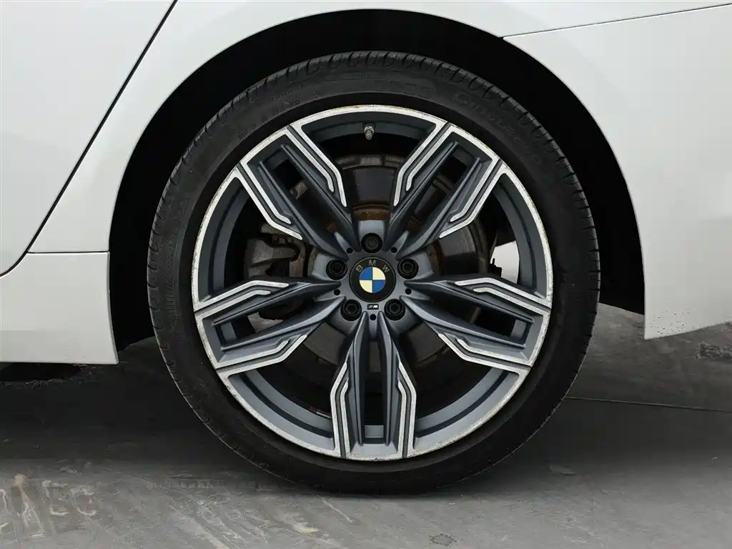 BMW 5 Series 2017 — фото 9