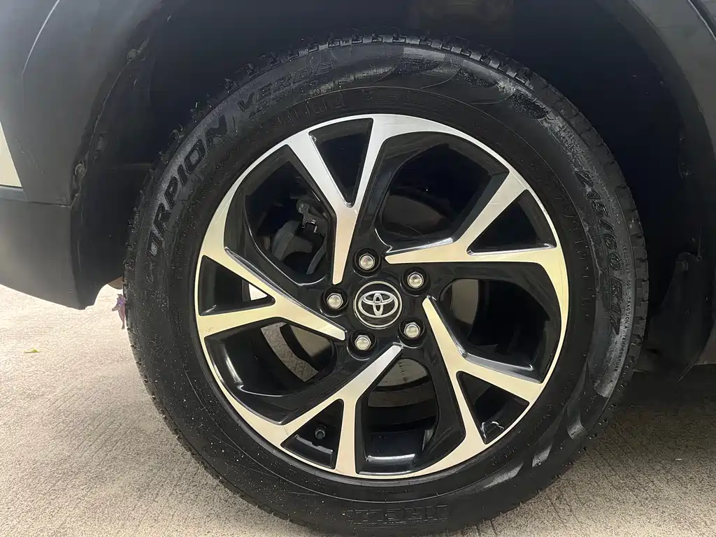 Toyota C-HR 2018 — фото 18
