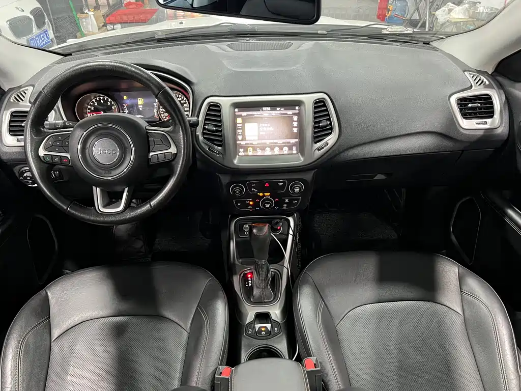 Jeep Compass 2017 — фото 9