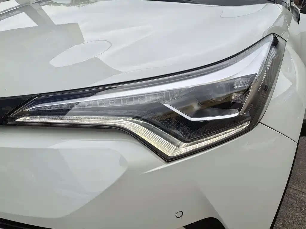 Toyota C-HR 2018 — фото 14