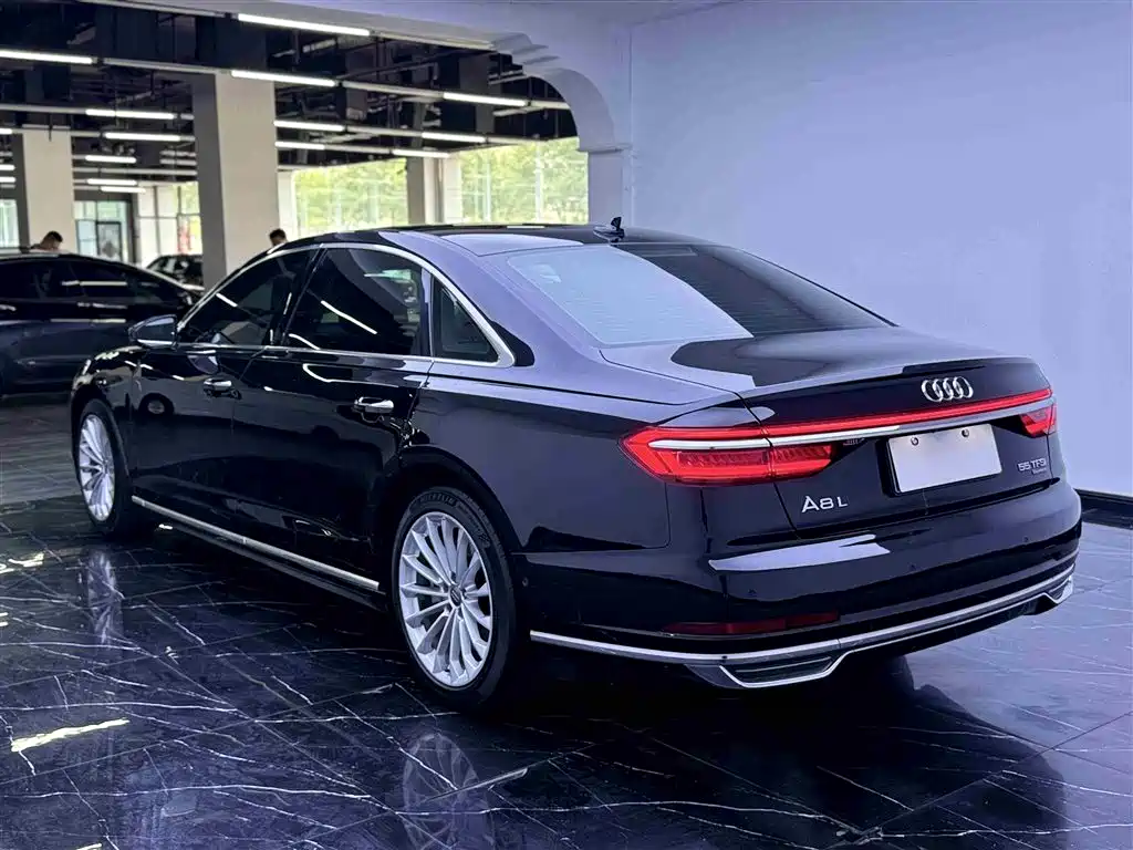 Audi A8 2018 — фото 25