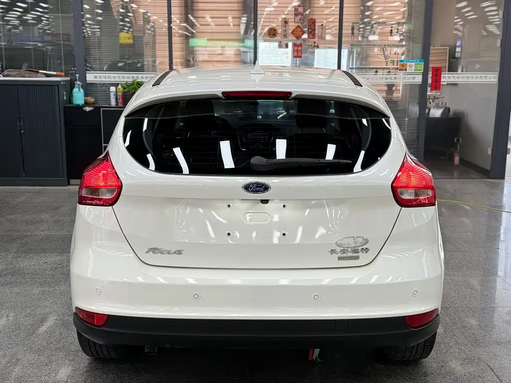 Ford Focus 2018 — фото 18