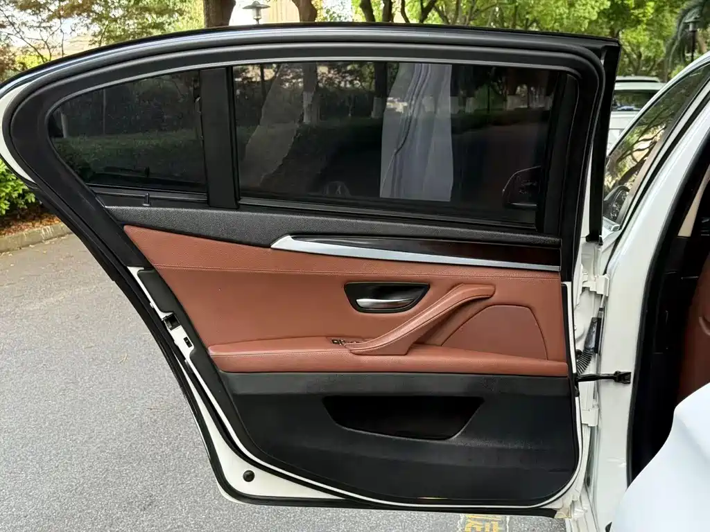 BMW 5 Series 2015 — фото 31