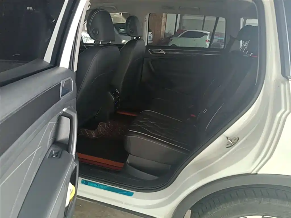 Volkswagen Tiguan L 2023 — фото 17