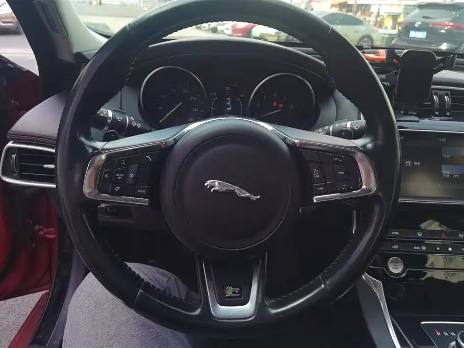 Jaguar XE 2016 — фото 15