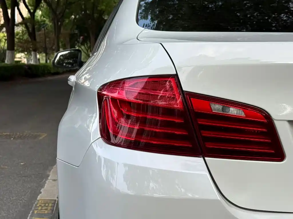 BMW 5 Series 2015 — фото 9