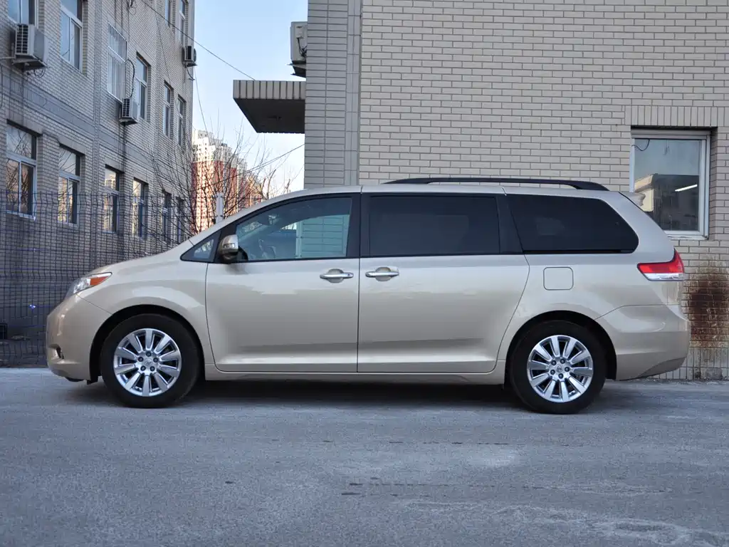 Toyota Sienna 2013 — фото 3