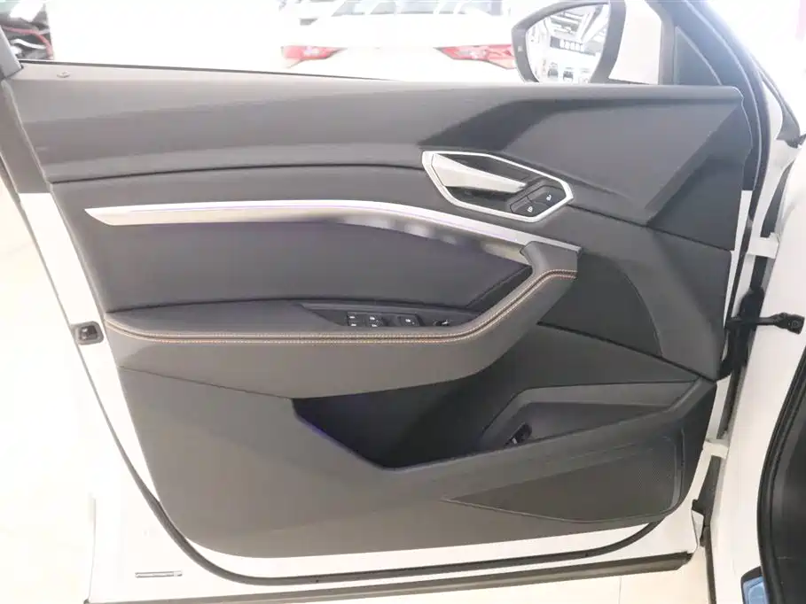 Audi e-tron 2025 — фото 12