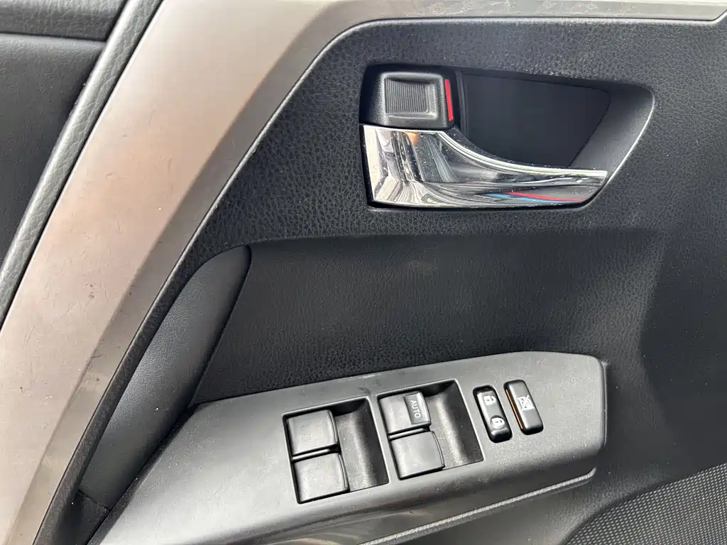 Toyota RAV4 2018 — фото 12