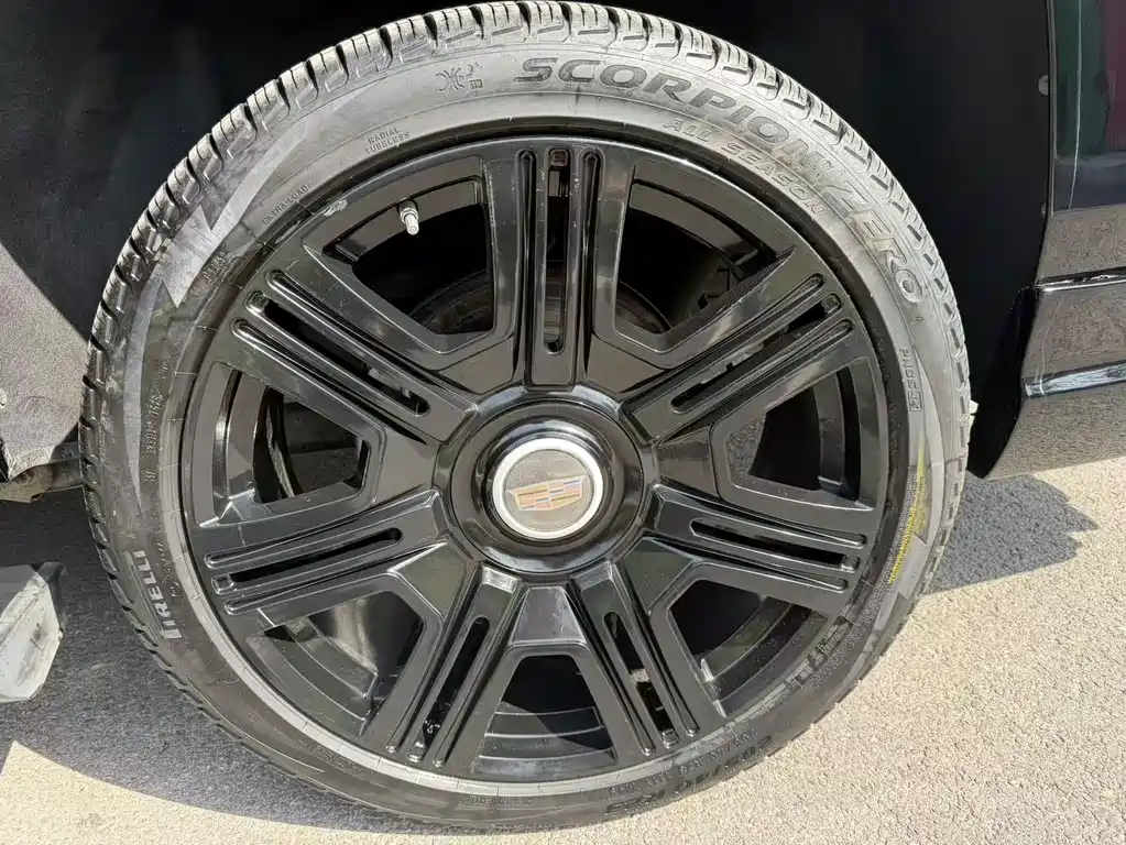 Cadillac Escalade 2018 — фото 13
