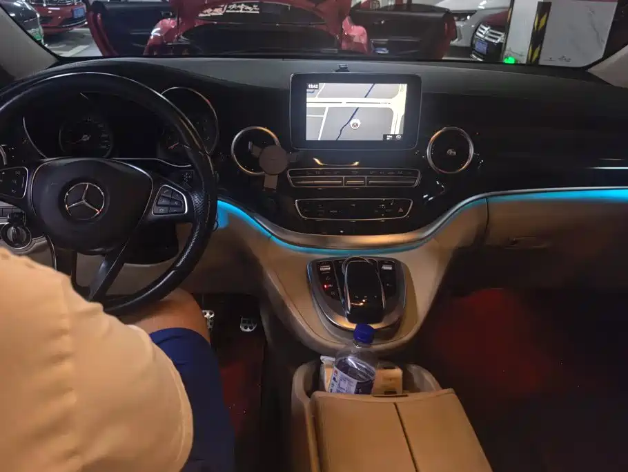 Mercedes-Benz V-Class 2020 — фото 12