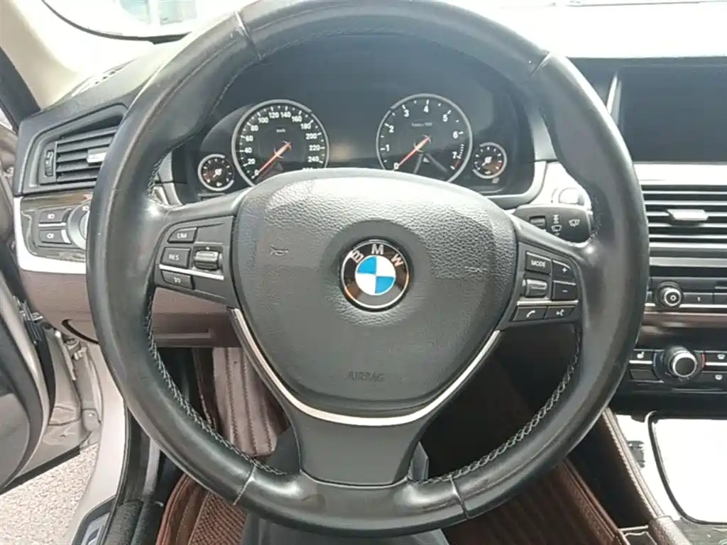 BMW 5 Series 2017 — фото 11