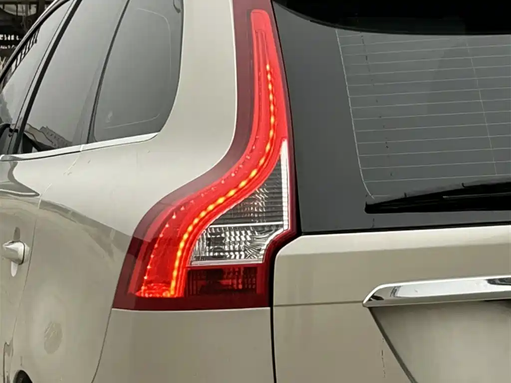 Volvo XC60 2017 — фото 10
