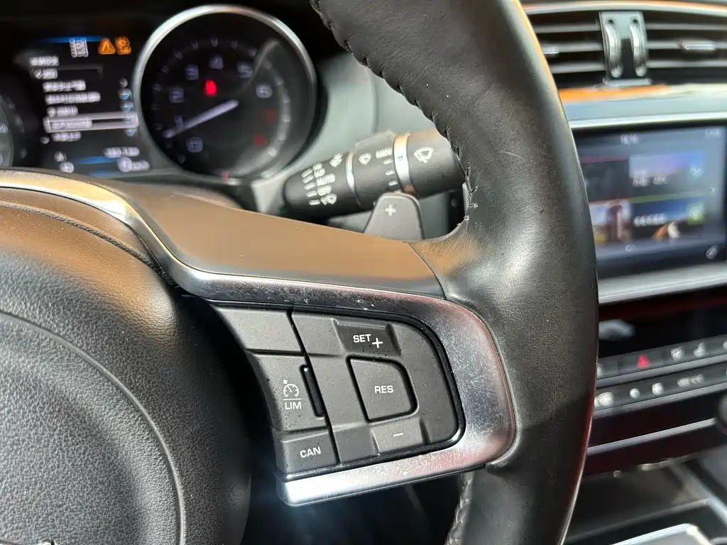 Jaguar XE 2016 — фото 27