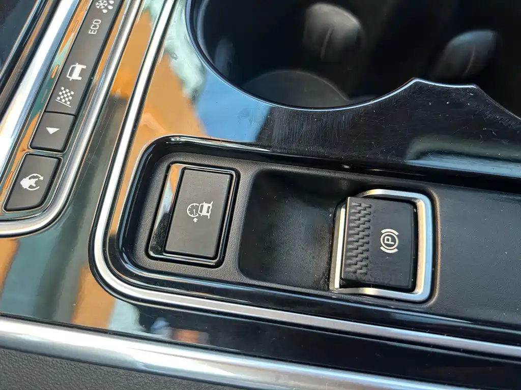 Jaguar XE 2016 — фото 37