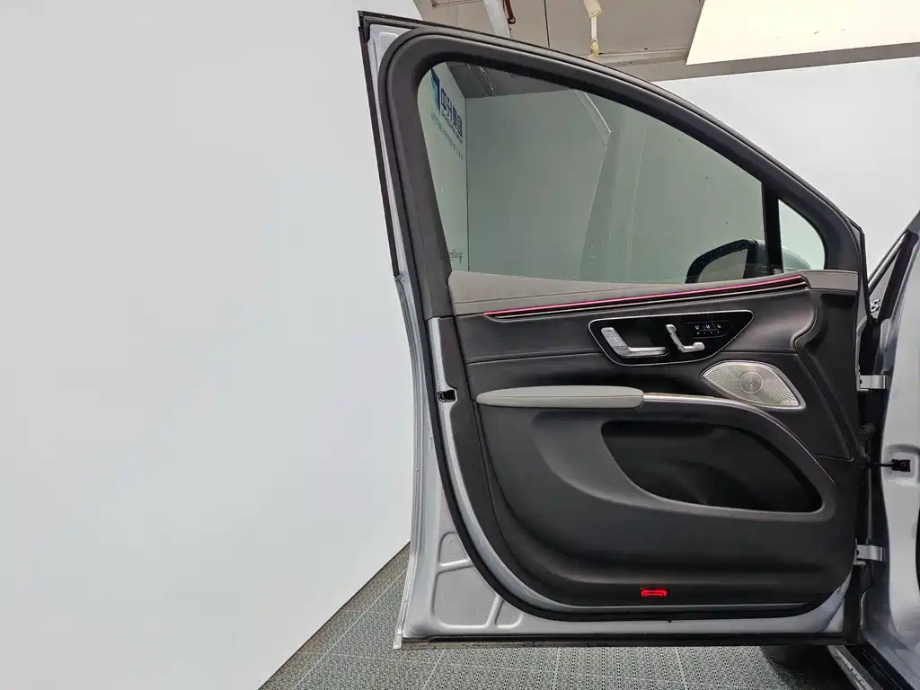 Mercedes-Benz EQS SUV 2023 — фото 13
