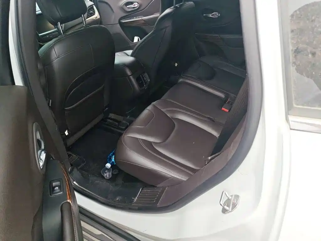Jeep Cherokee 2016 — фото 13