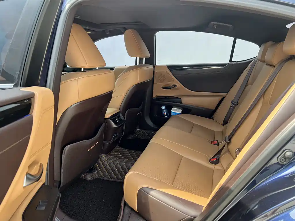 Lexus ES 2020