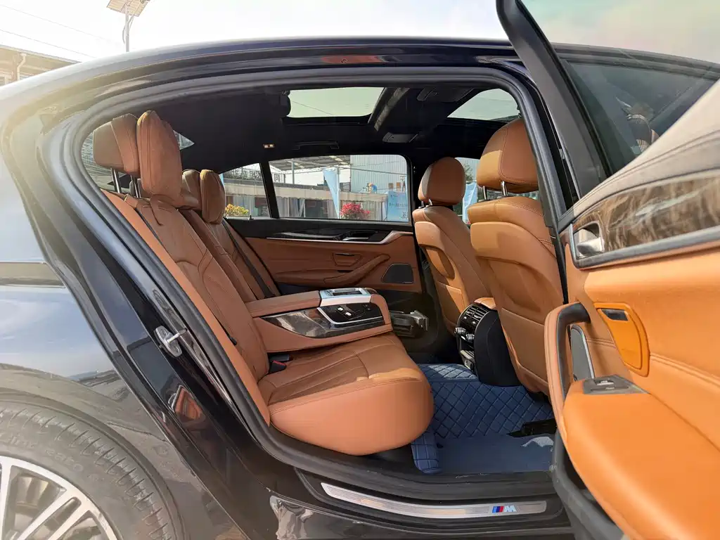 BMW 5 Series 2018 — фото 12