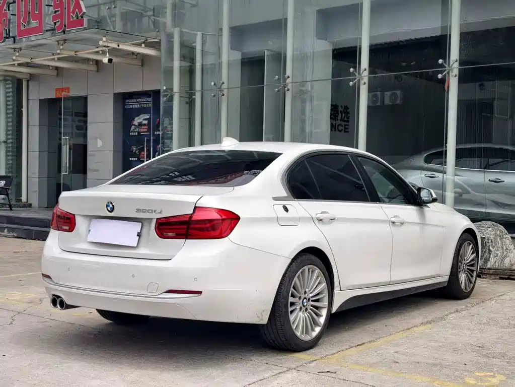BMW 3 Series 2018 — фото 14