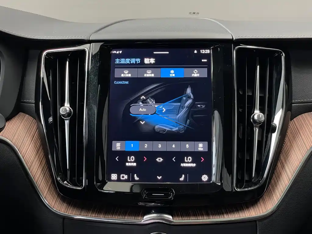 Volvo XC60 2022 — фото 15