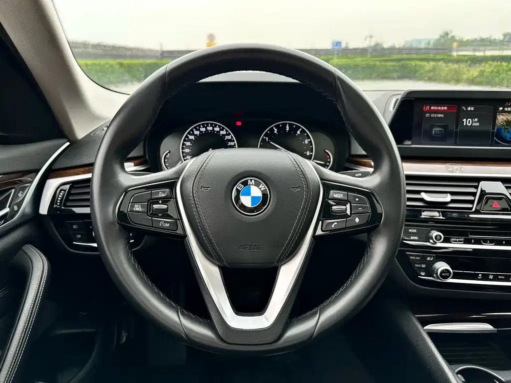 BMW 5 Series 2018 — фото 17