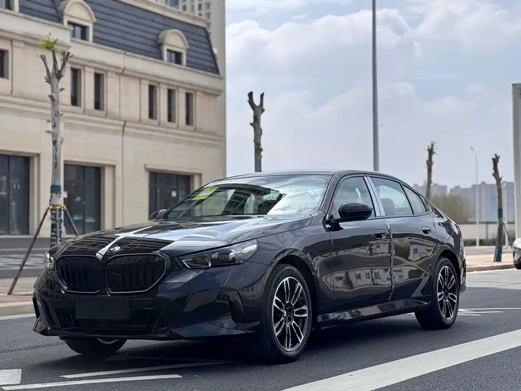 BMW 5 Series — фото 1