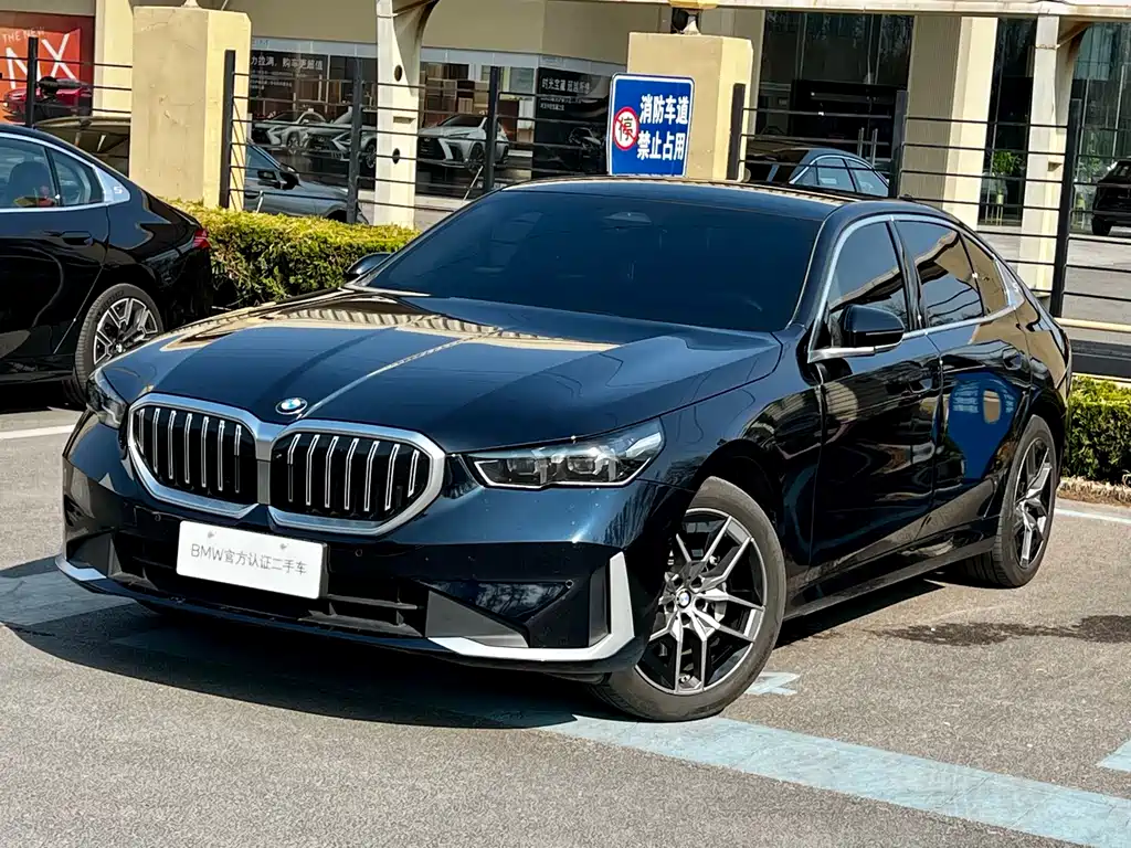 BMW 5 Series 2025 — фото 1