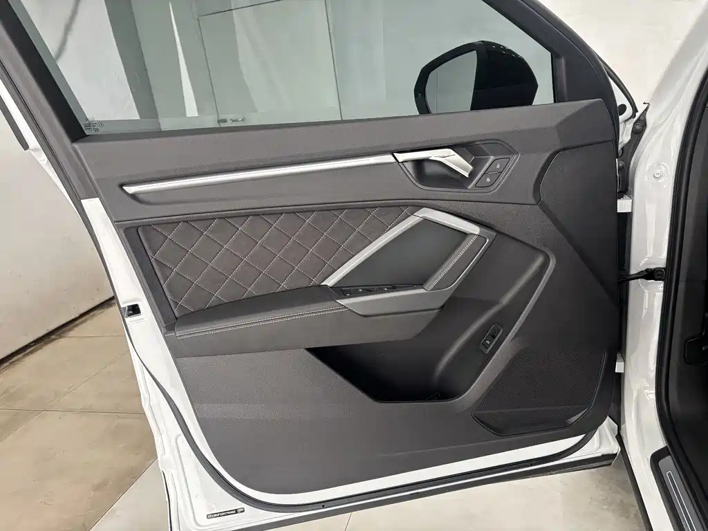 Audi Q3 Sportback 2025 — фото 11