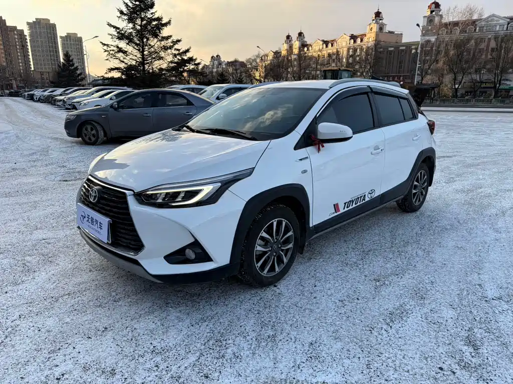 Toyota Yaris L 2022 — фото 1