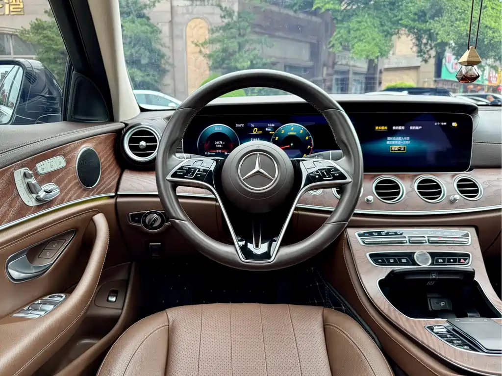 Mercedes-Benz E-Class 2023 — фото 8