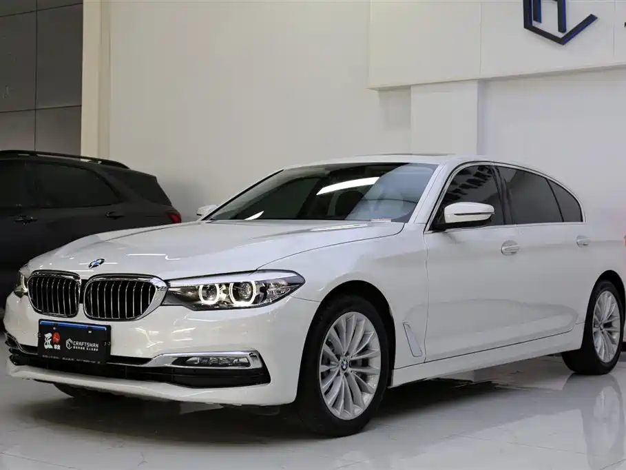 BMW 5 Series 2018 — фото 20
