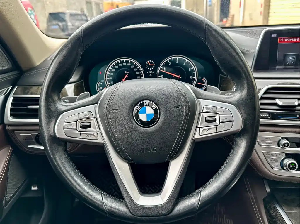 BMW 7 Series 2017 — фото 13