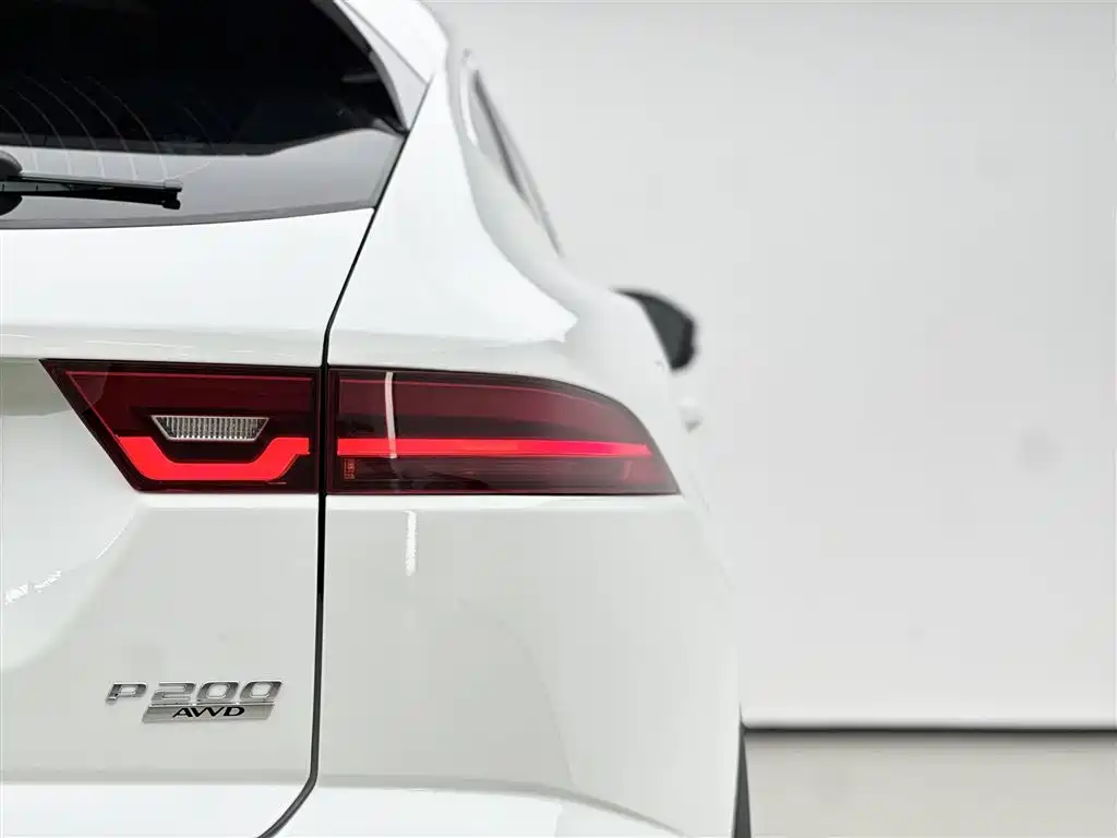 Jaguar E-PACE 2021 — фото 16