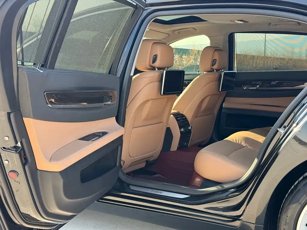 BMW 7 Series 2015 — фото 25