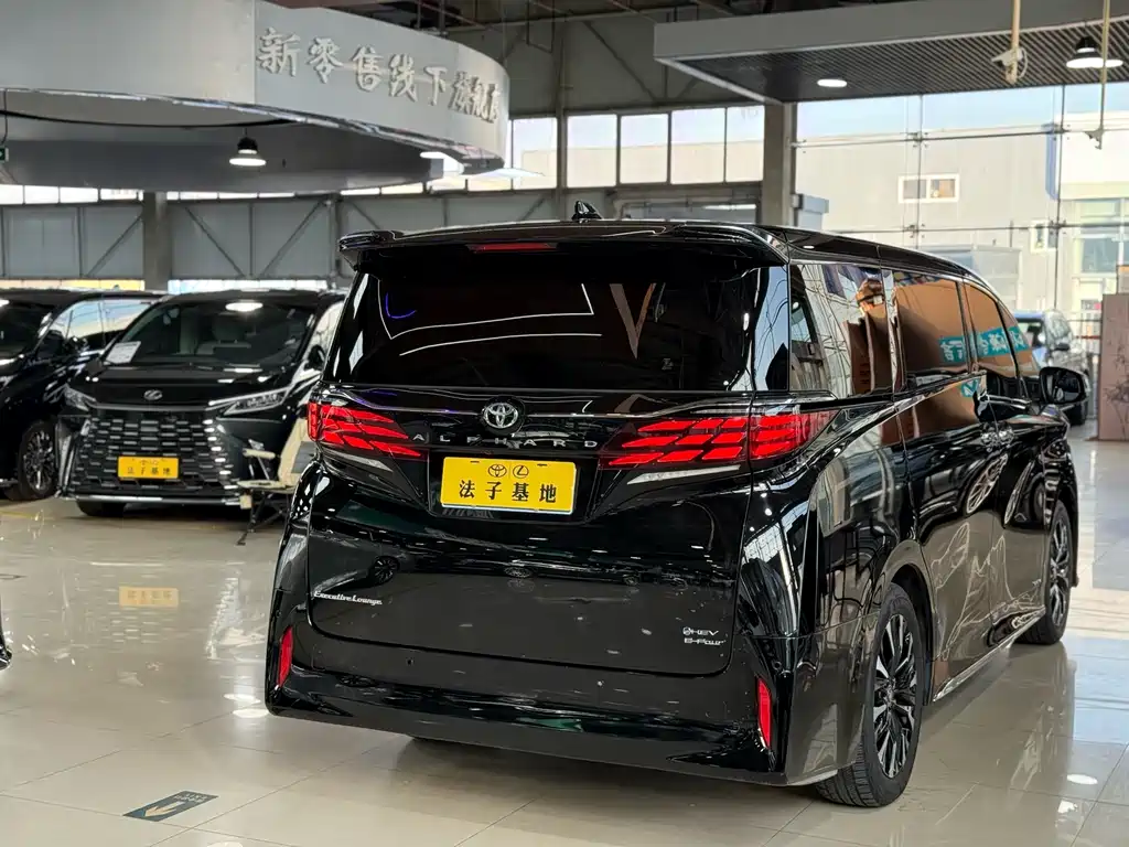 Toyota Alphard 2024 — фото 26