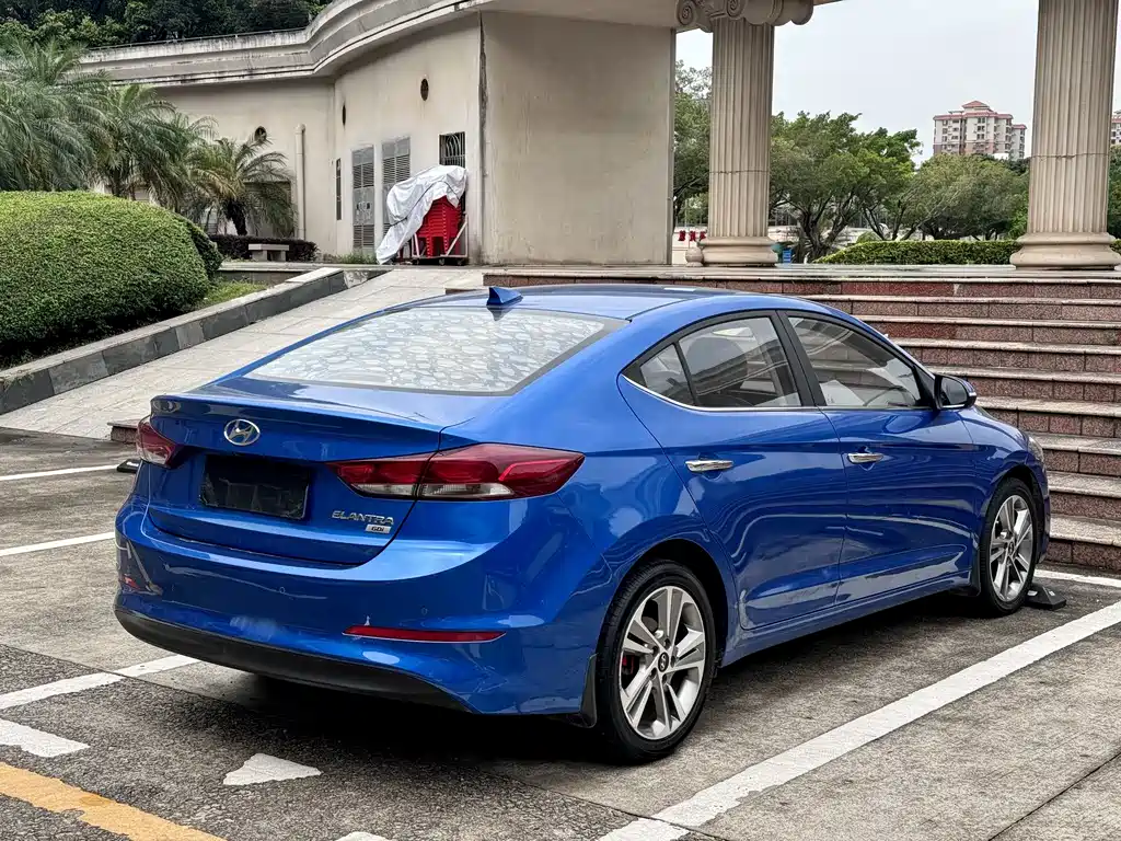Hyundai Elantra 2018 — фото 9