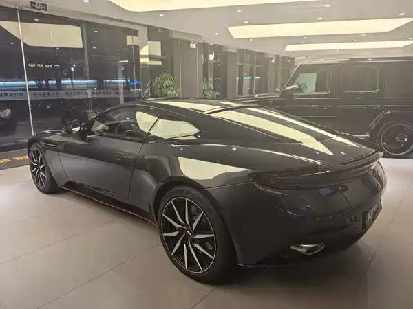 Aston Martin DB11 2020