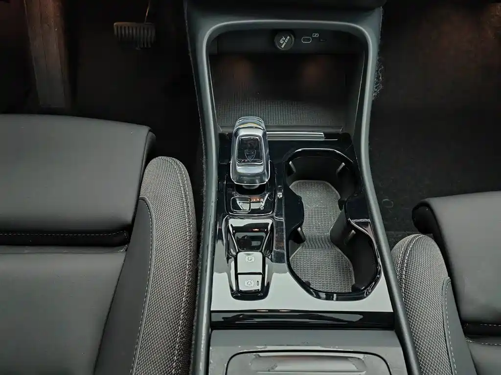 Volvo XC40 2023 — фото 13