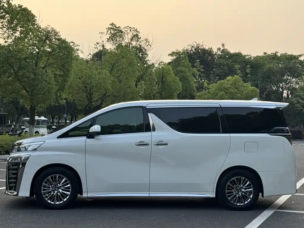 Toyota Vellfire 2022 — фото 4
