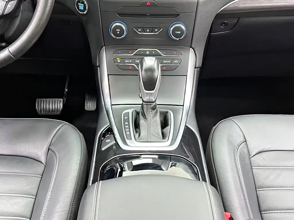 Ford Edge 2017 — фото 25