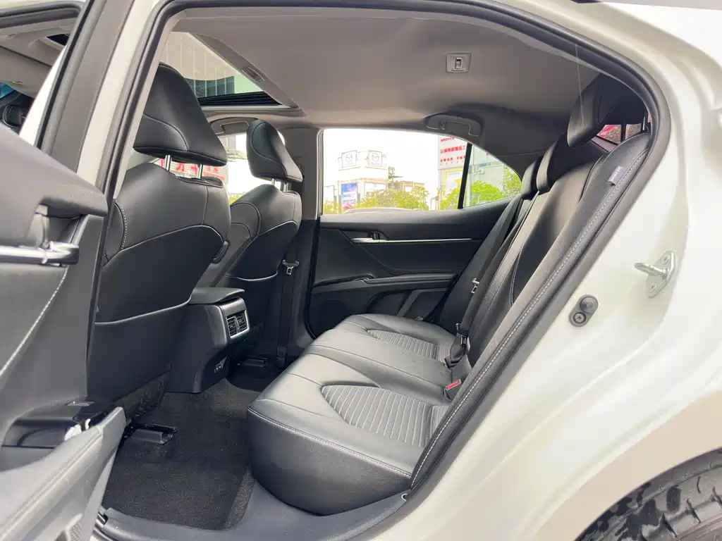 Toyota Camry 2023 — фото 11