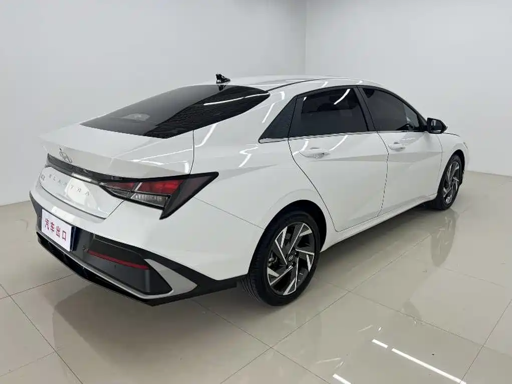 Hyundai Elantra 2023 — фото 4