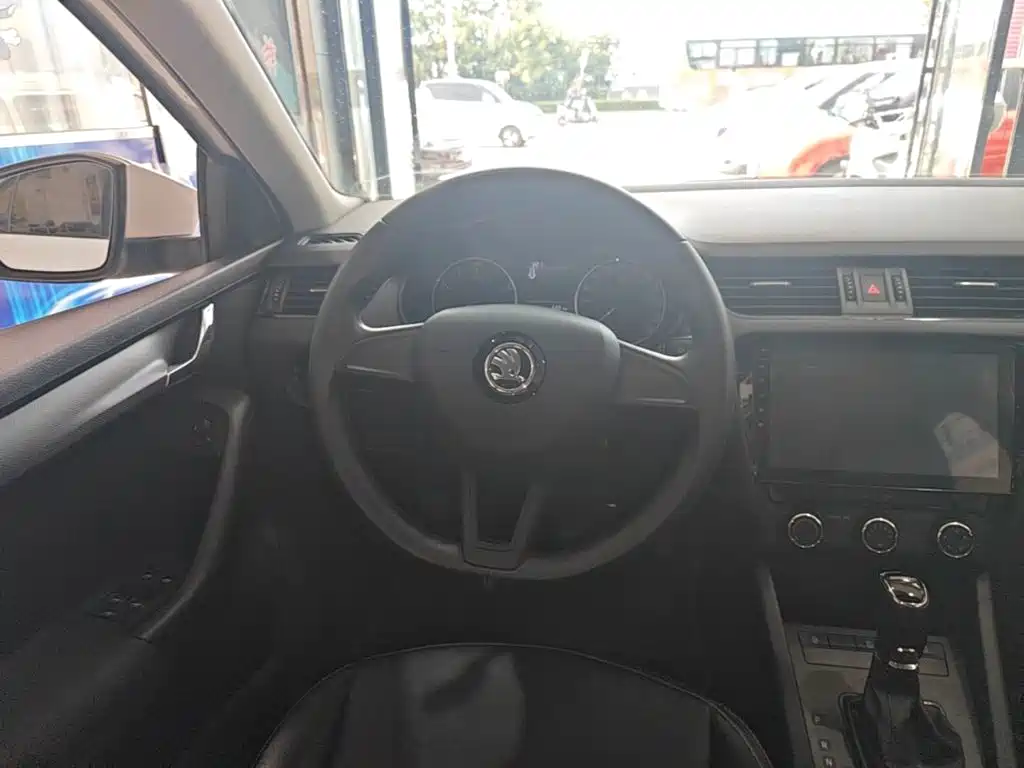 Skoda Octavia 2018 — фото 11