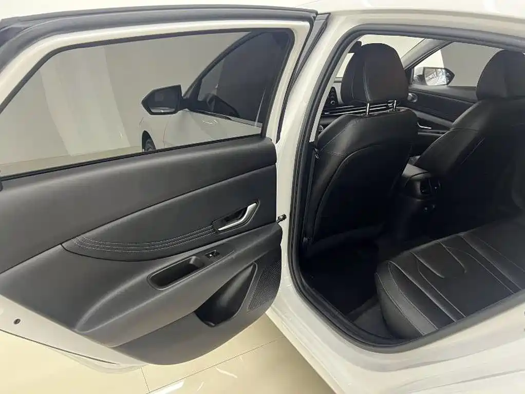 Hyundai Elantra 2023 — фото 11