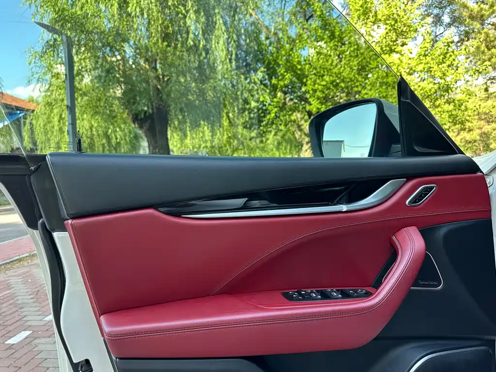 Maserati Levante 2017 — фото 15