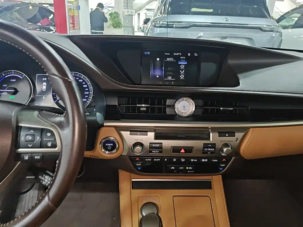 Lexus ES 2018 — фото 13