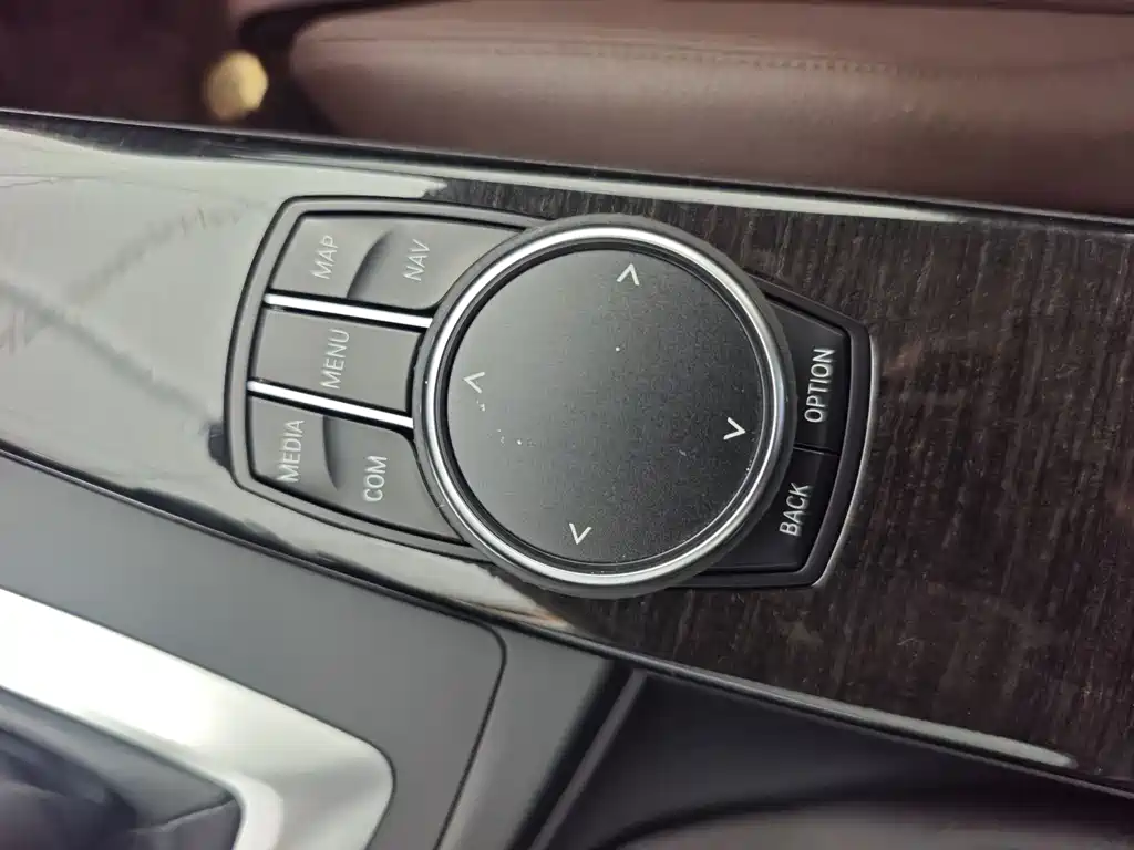 BMW 3 Series 2018 — фото 11