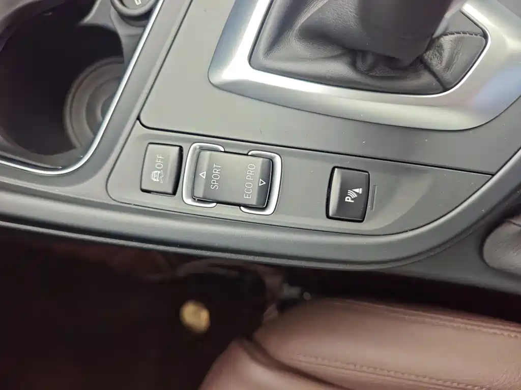 BMW 3 Series 2018 — фото 10
