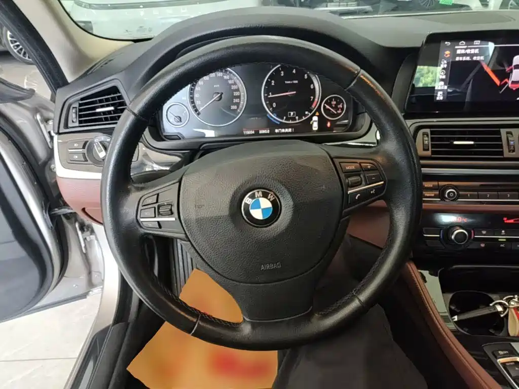 BMW 5 Series 2016 — фото 11